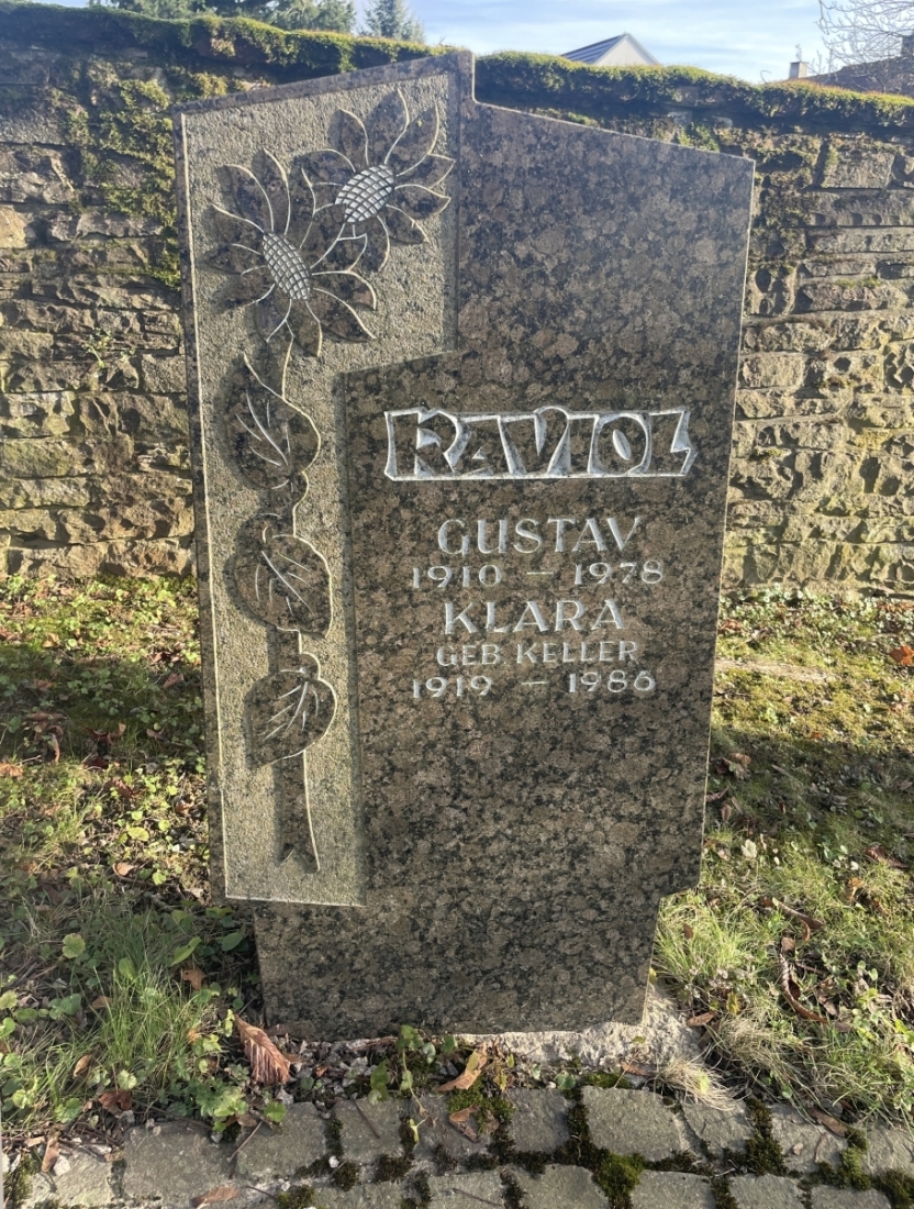 Waldenserweg Palmbach "Platz der Erinnerung" Grabstein von Gustav und Klara RAVIOL.